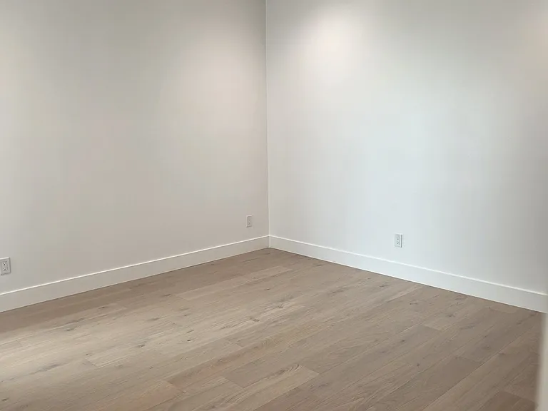 607 N Darwin St — Photo 9
