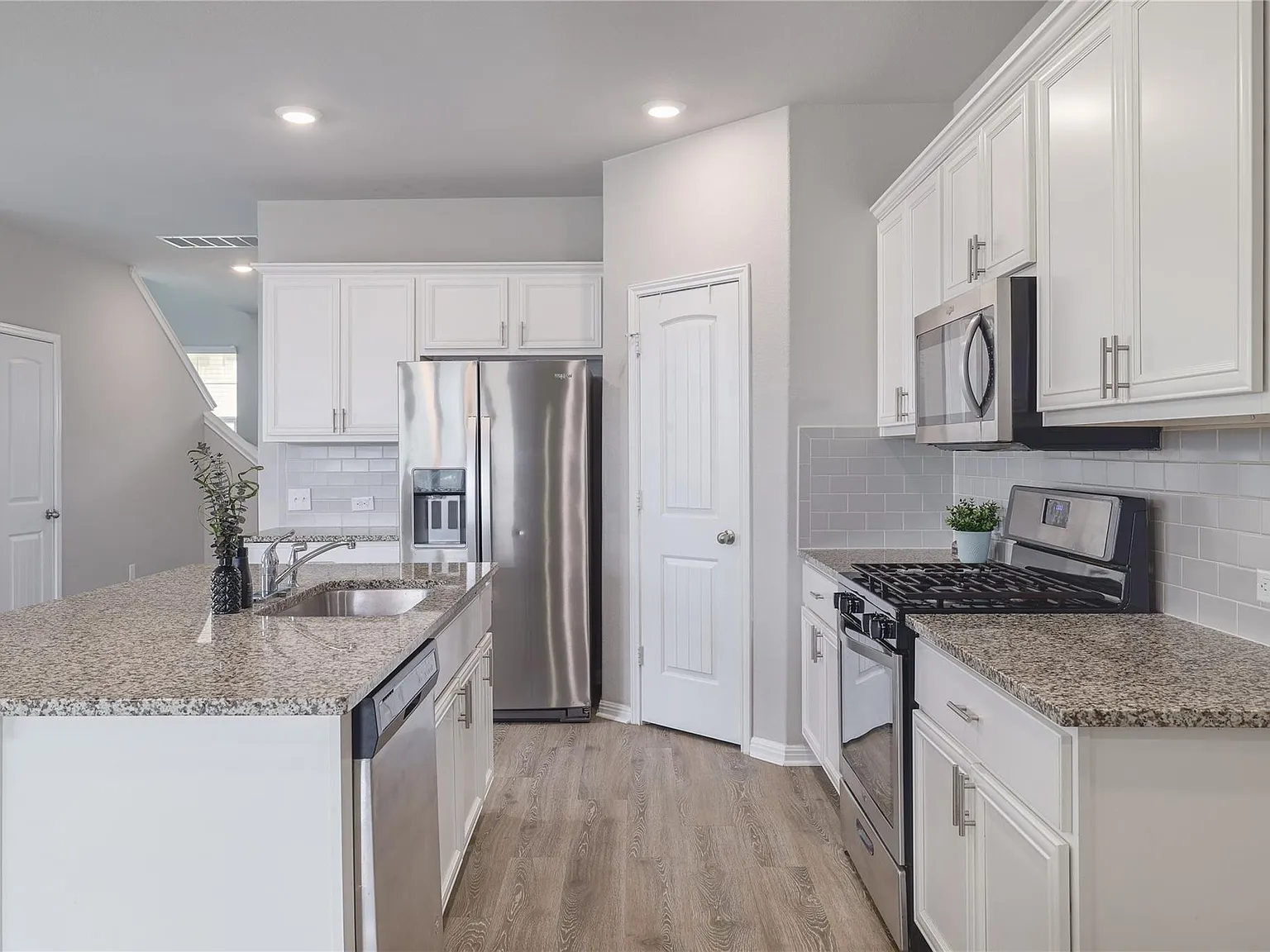 5 bed, 3.0 bath, 2624 sqft, $2,600 — Photo 4