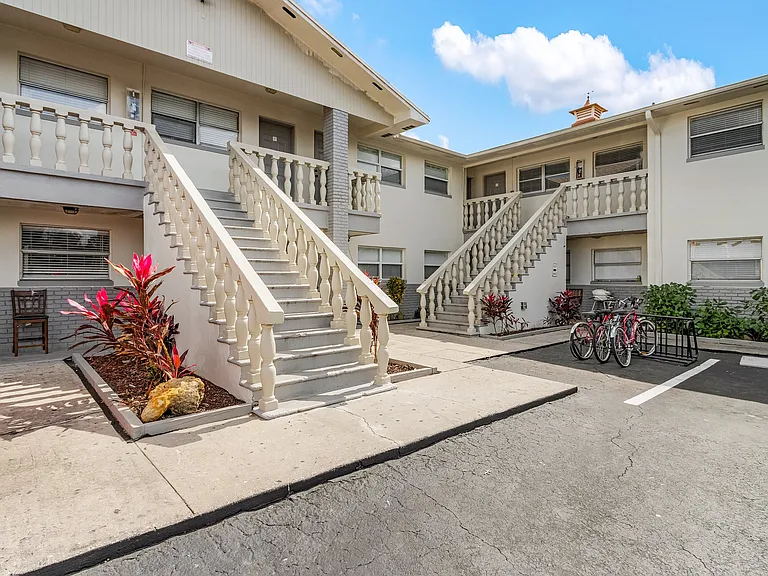 Midtown Villa — Photo 3