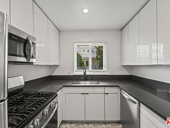 4th image of 943 2nd St APT 4