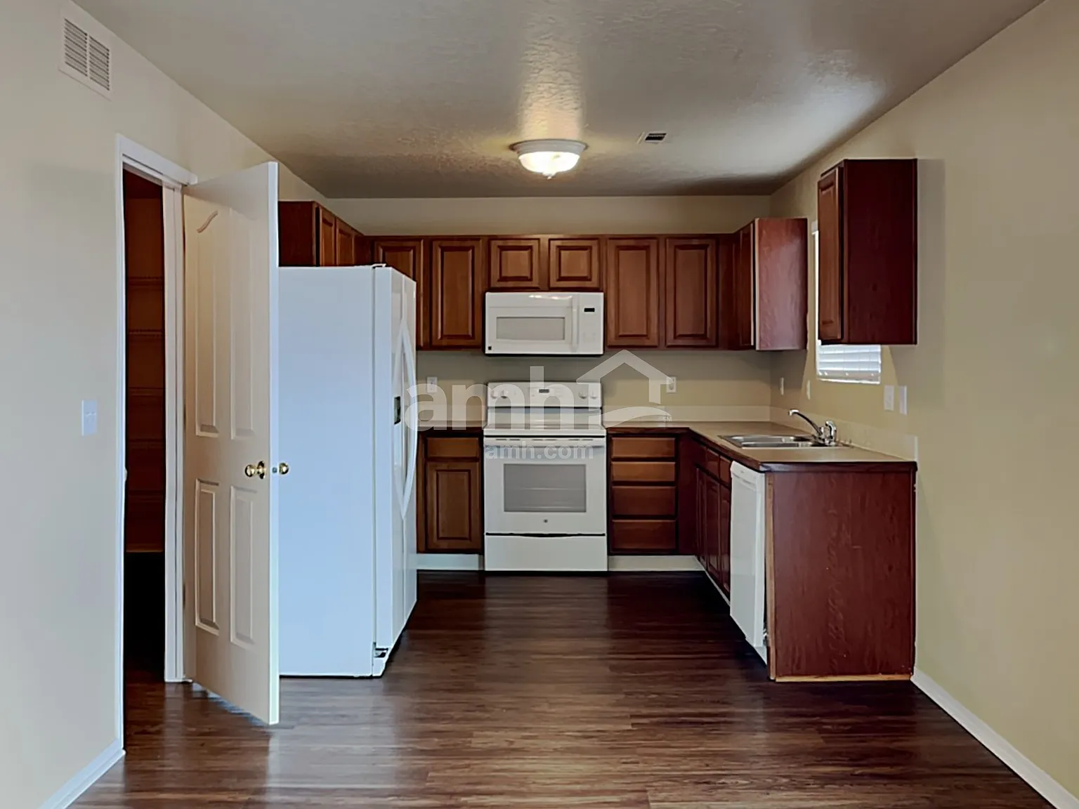 4 bed, 2.5 bath, 2308 sqft, $2,820 — Photo 3