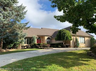 2120 Clinton View Cir, Rochester Hills, MI 48309