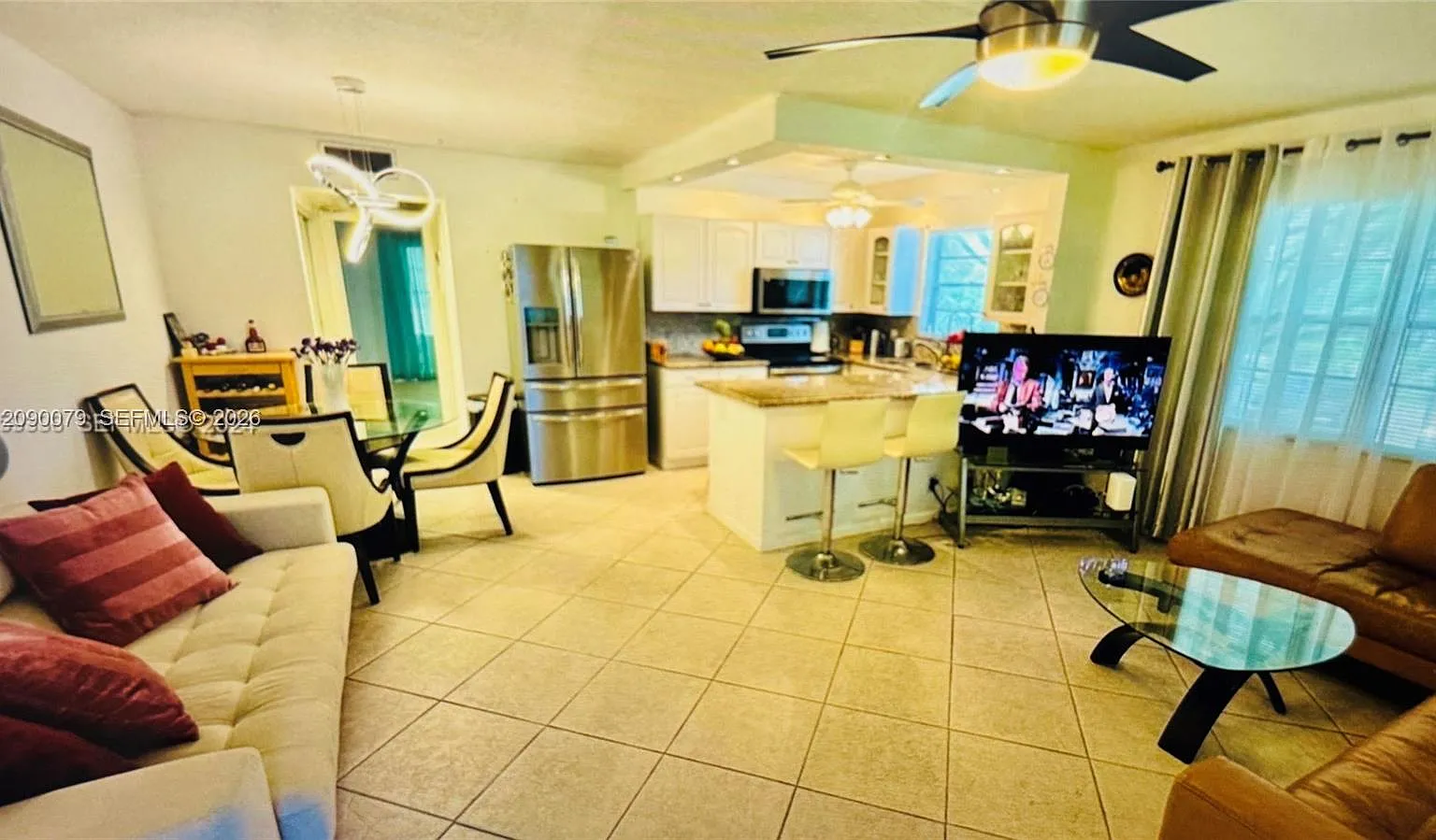 Westbury E Condo — Photo 4