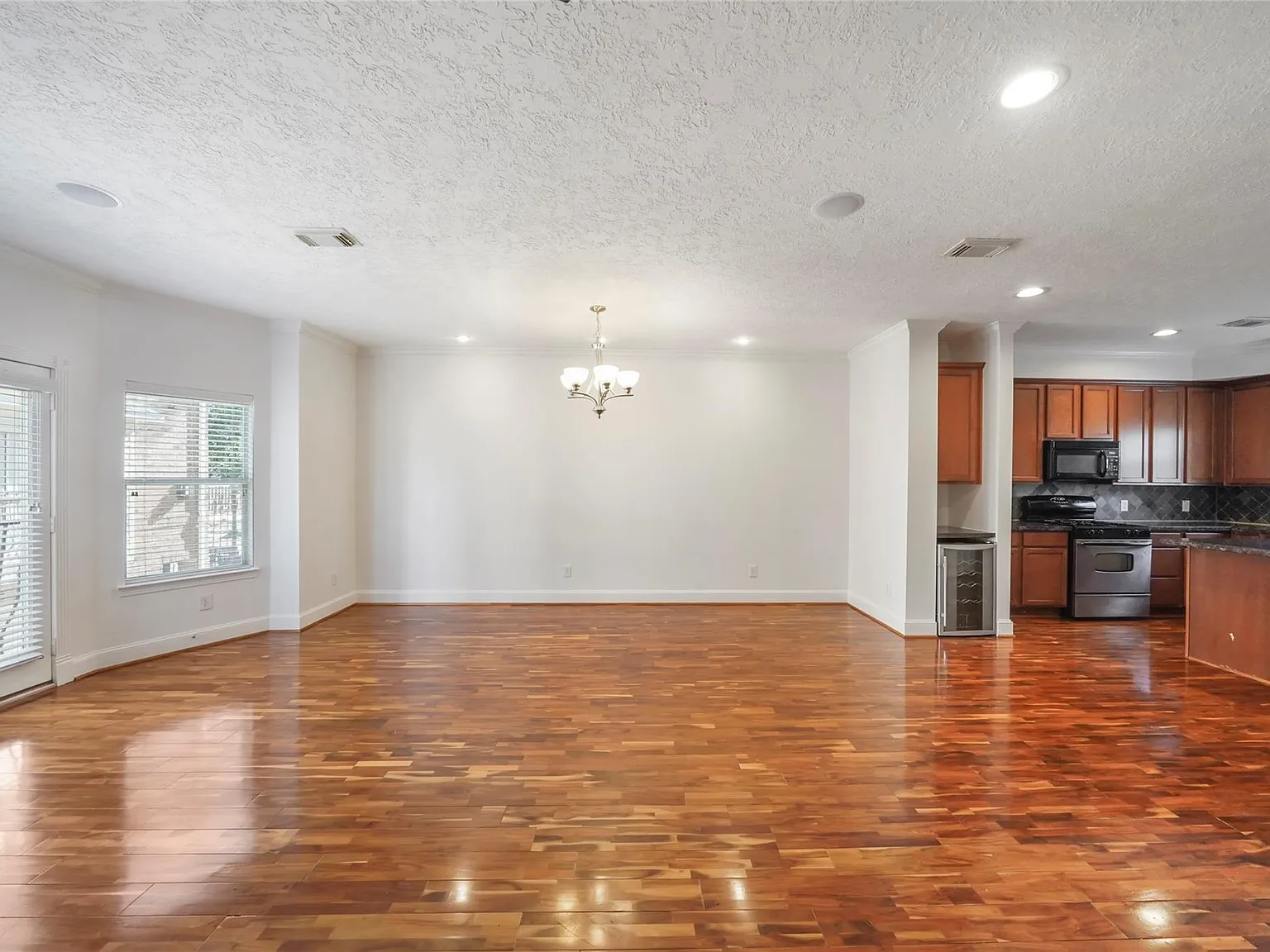 3 bed, 3.5 bath, 1979 sqft, $2,800 — Photo 3
