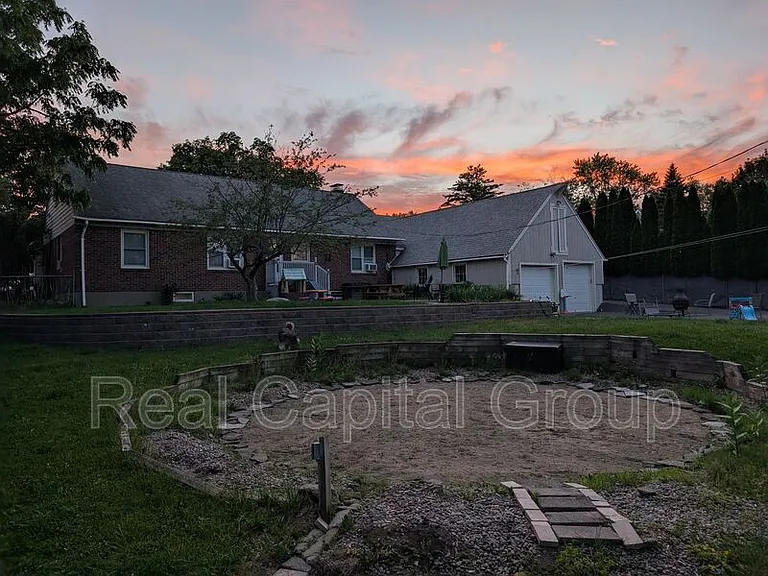 2204 Dean St — Photo 16