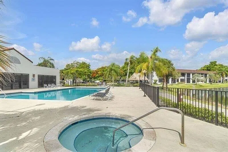 2 bed, 2.0 bath, 910 sqft, $1,950 — Photo 3