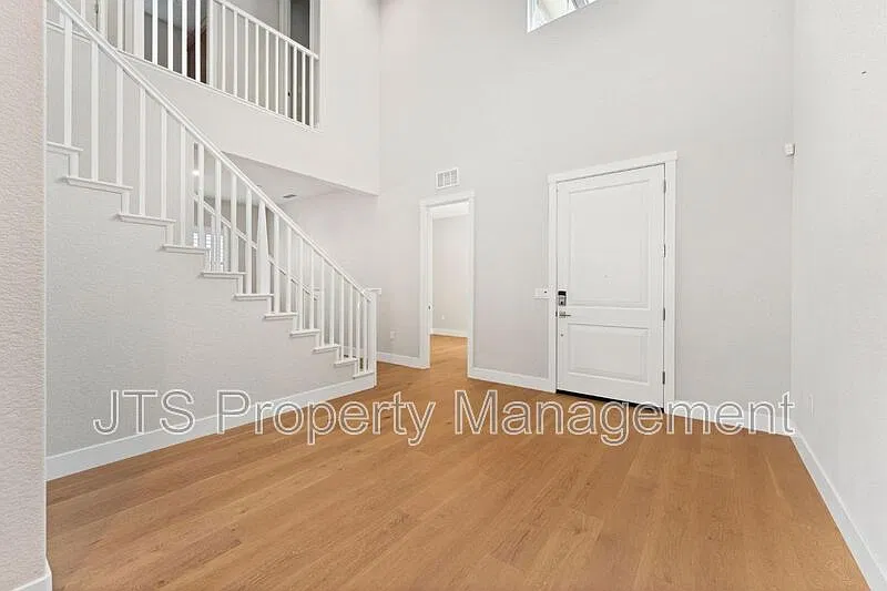5 bed, 5.5 bath, 3788 sqft, $5,195 — Photo 2