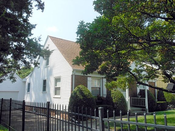 3rd image of 904 E Corrington Ave