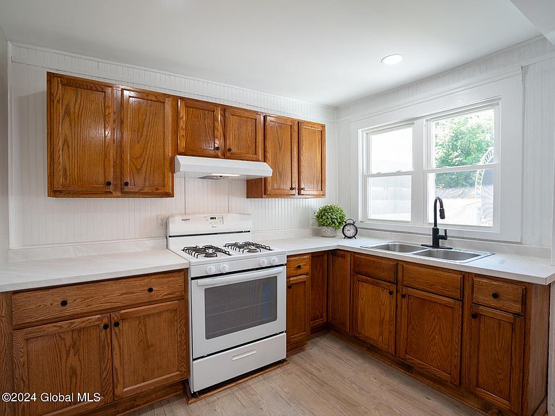 4th image of 146 3rd Avenue