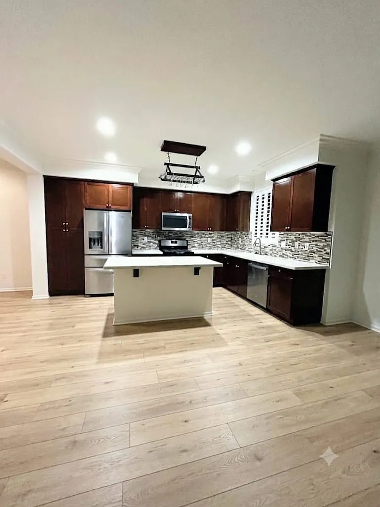 3 bed, 3.5 bath, 1973 sqft, $5,800 — Photo 4