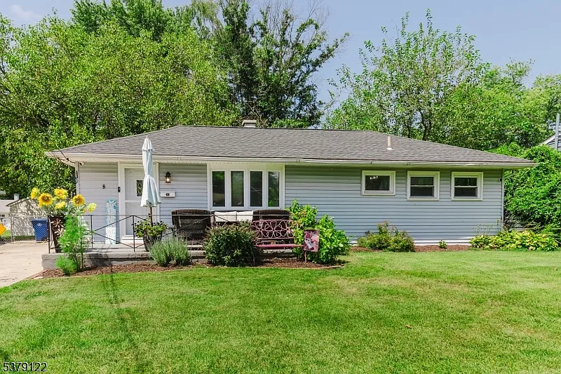 8 Hollybrook Ave photo 1