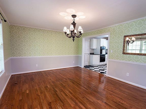 3rd image of 3802 Jill St NE