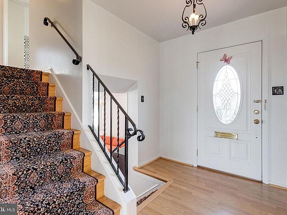 Inviting entrance w/ hardwood floors