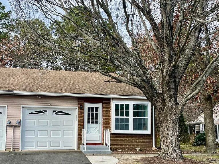 19B Maplewood Dr #52 — Photo 1