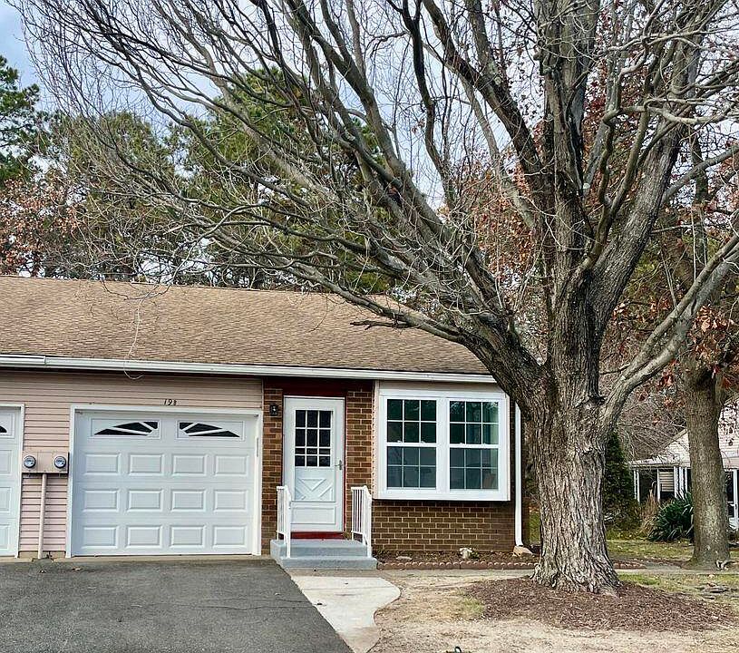 1st image of 19B Maplewood Dr Space 52