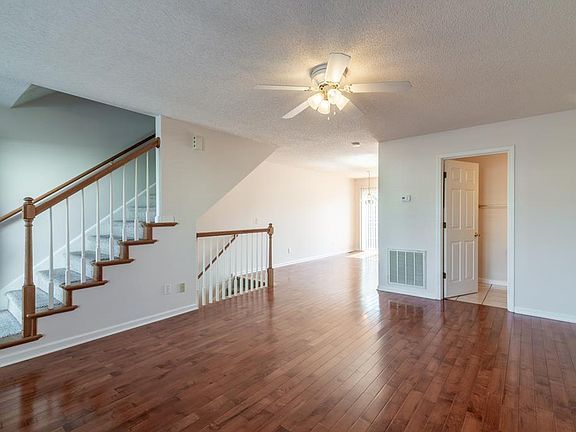 2nd image of 8 Rainbow Cir
