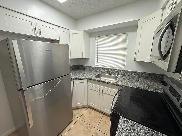1941 NW 14th Ave #D — Photo 9
