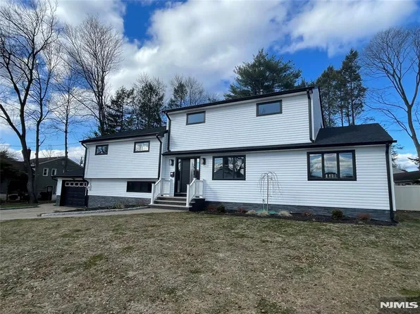 229 Standish Rd, Paramus, NJ 07652