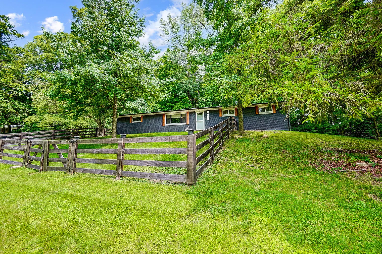 938 White Oak Dr photo 1