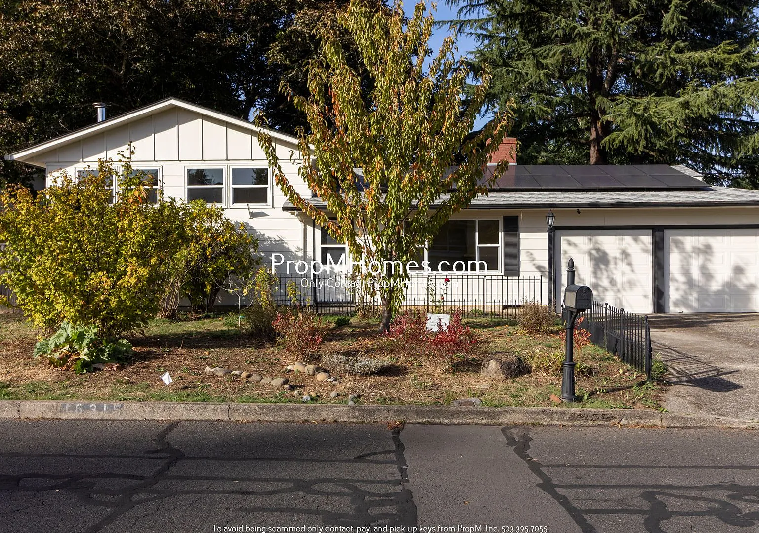 Lovely 3 Bedroom Gresham Home with Fireplace, Deck & Fenced Yard! — Photo 1