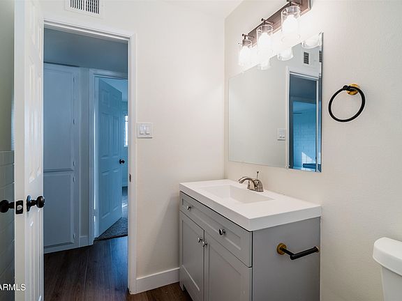 4th image of 132 W Holly Ln
