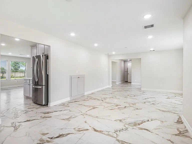 7711 Antoine Dr — Photo 11