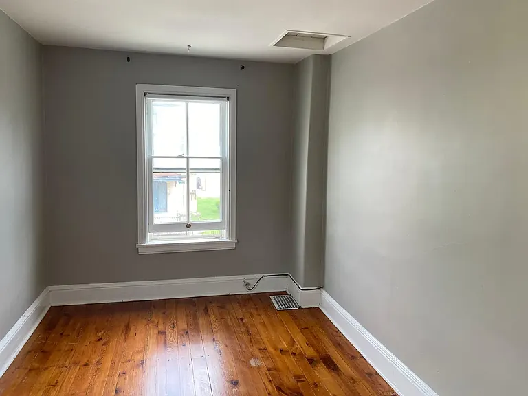 400 Ford St — Photo 9
