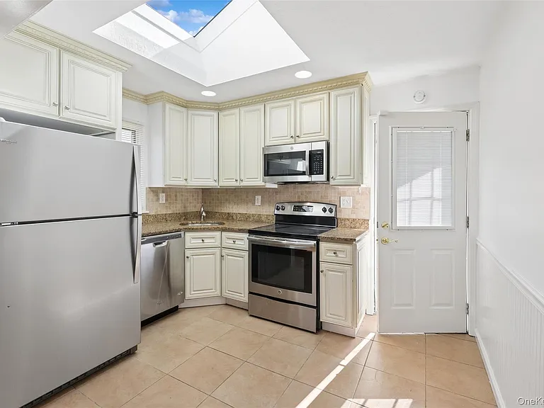 31 Evelyn Ln — Photo 8