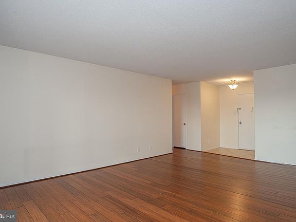 4th image of 205 Yoakum Pkwy Unit 908