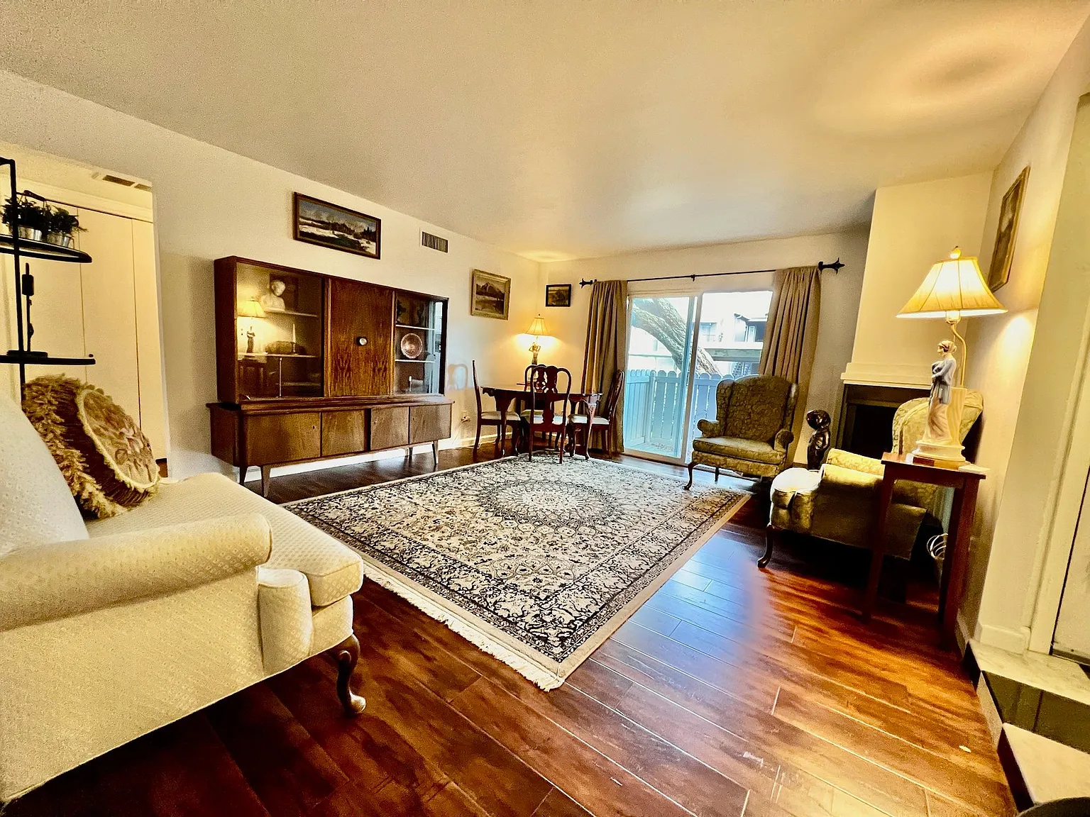 2 bed, 1095 sqft, $1,950 — Photo 2