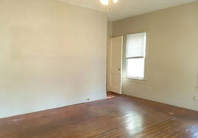 943 Essex St — Photo 3