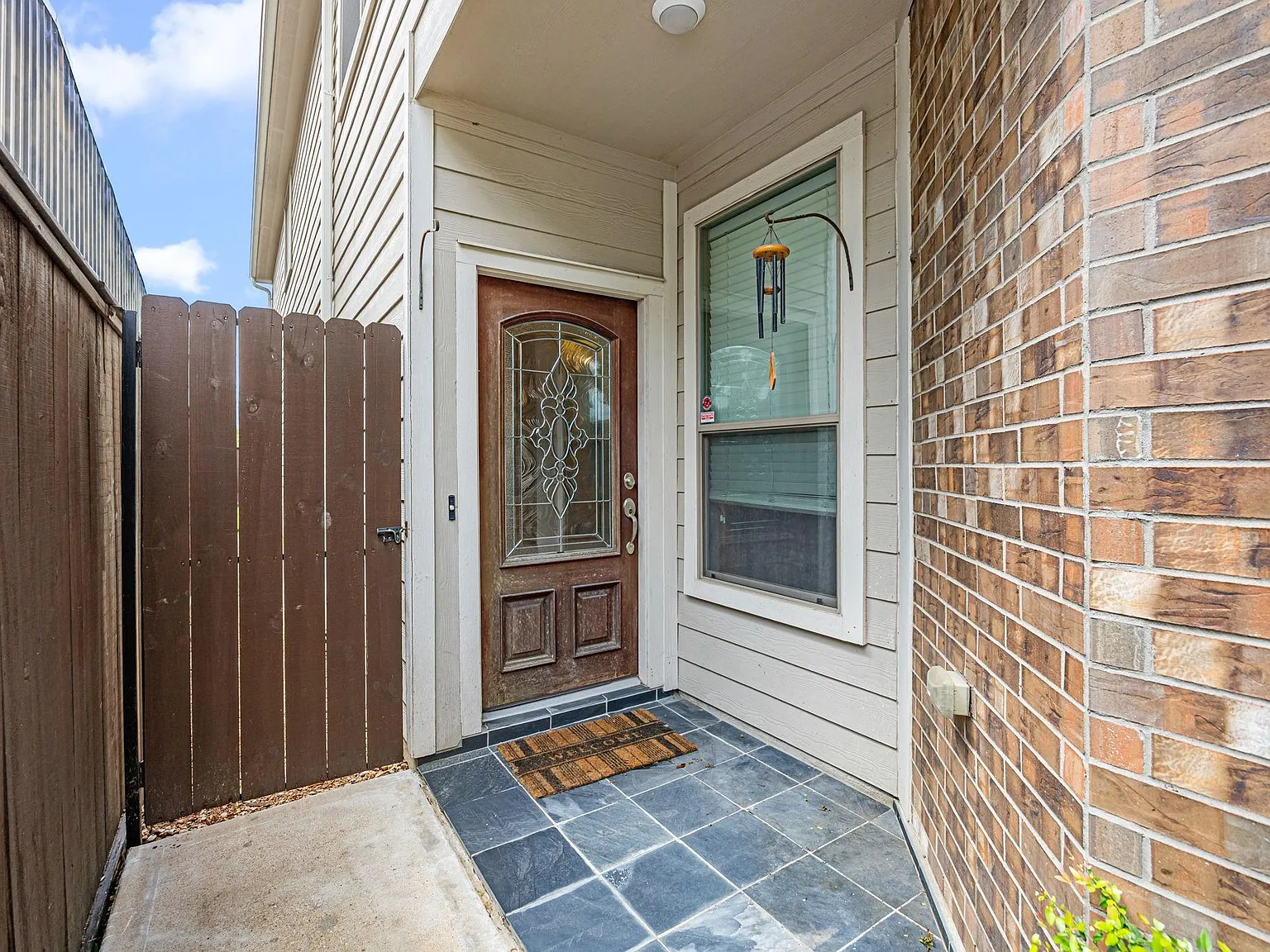 3 bed, 2.5 bath, 2467 sqft, $3,400 — Photo 2