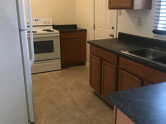 3rd image of 121 N Governors Blvd