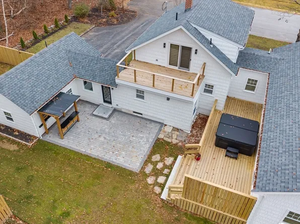 7 Nipmuck Dr, Webster, MA 01570