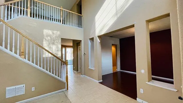 5 bed, 3.5 bath, 2812 sqft, $3,800 — Photo 3