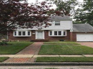 19 Chelsea Ct, Freeport, NY 11520