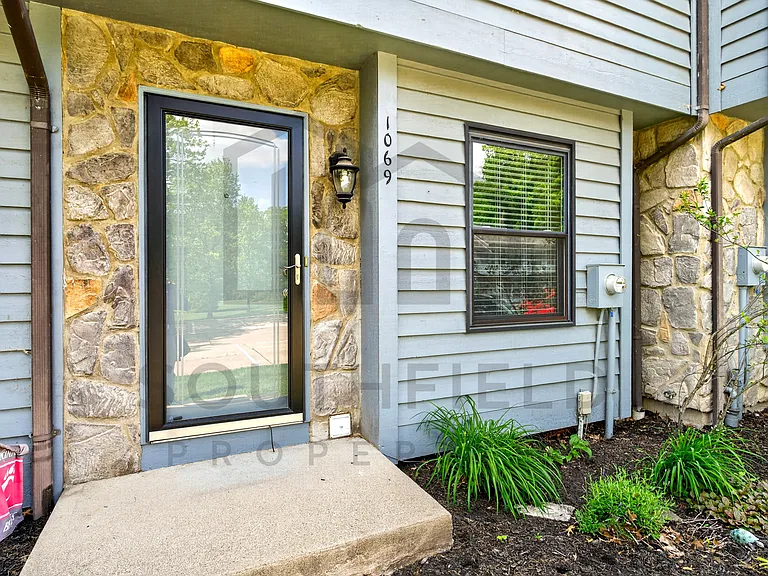 1069 Crisfield Dr #1 — Photo 2