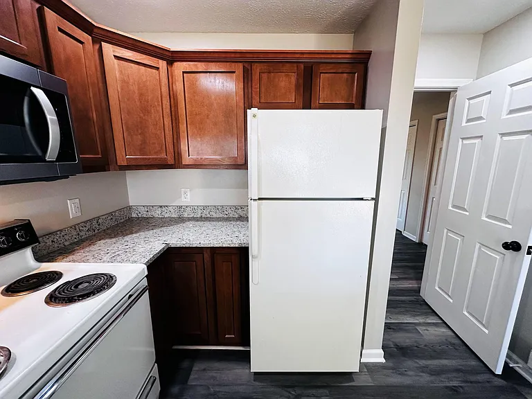 401 Woodland Cir #9 — Photo 7