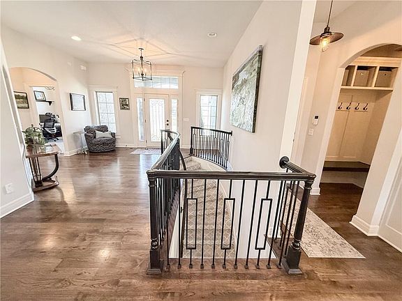 3rd image of 814 Creekmoor Dr
