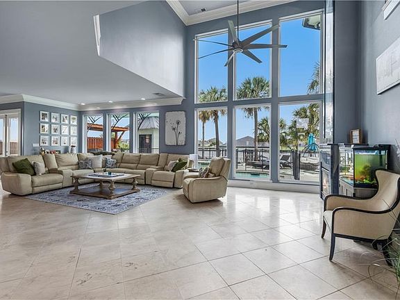 3rd image of 2273 Sunset Blvd