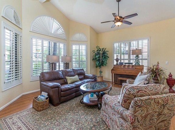 5th image of 1107 W Iris Dr