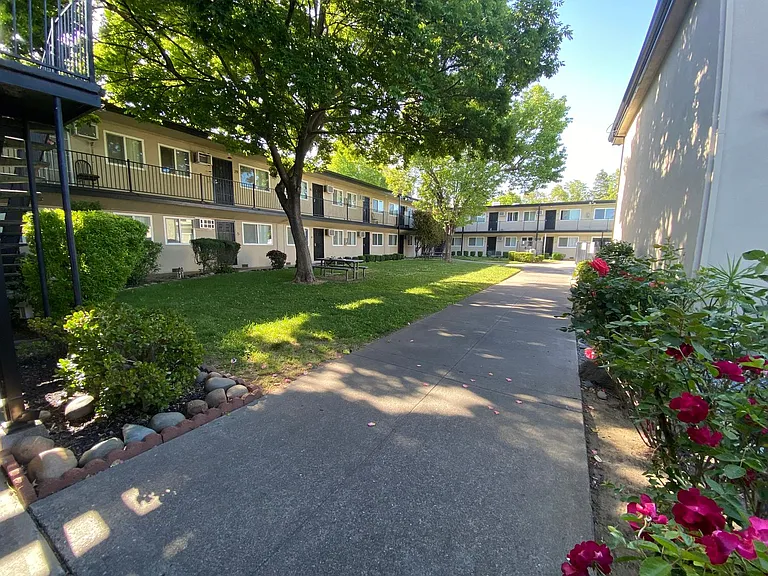 Oak Plaza Apartments — Photo 25