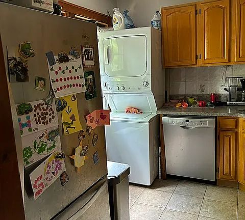 4th image of 198 Burns St #2