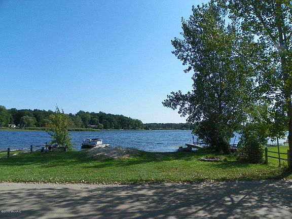 2nd image of 11063 Crooked Lake Dr NE