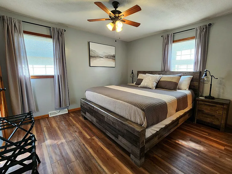 Hillcrest Dr — Photo 16