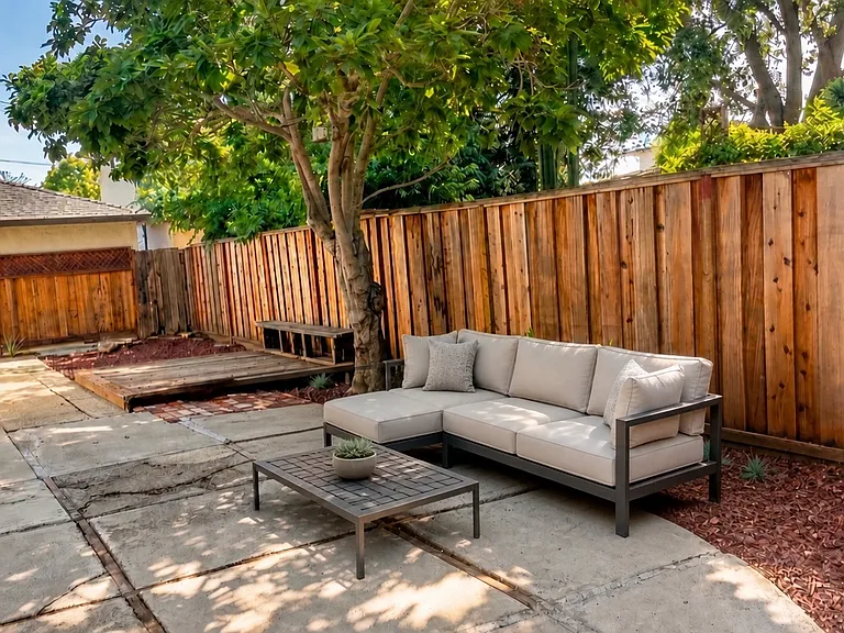 Redwood Ave — Photo 16