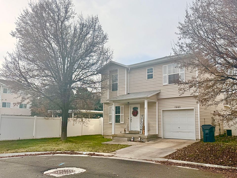 Front of property featuring garage and front yard