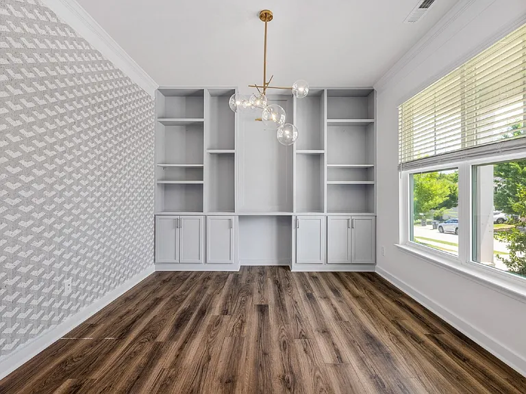 1069 Pennington Dr — Photo 3