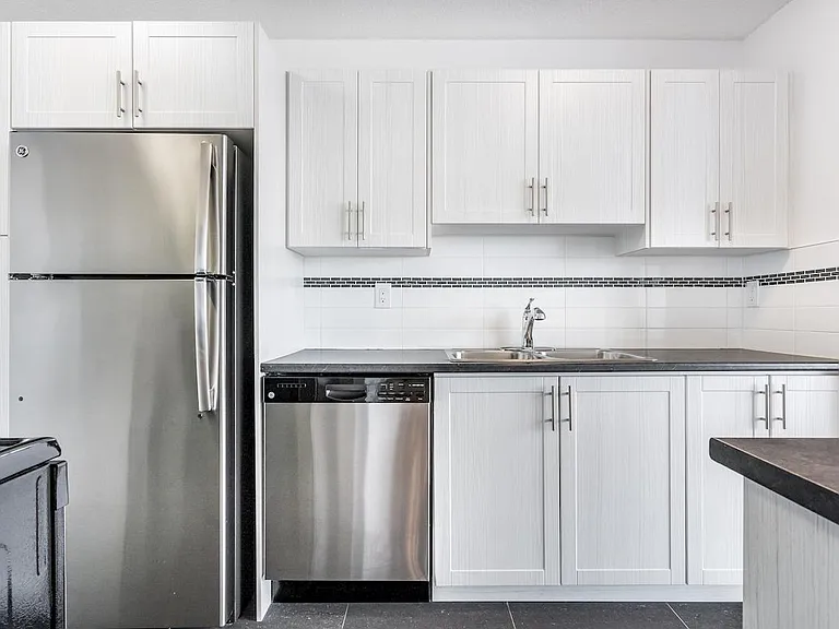 505 Locust St — Photo 10
