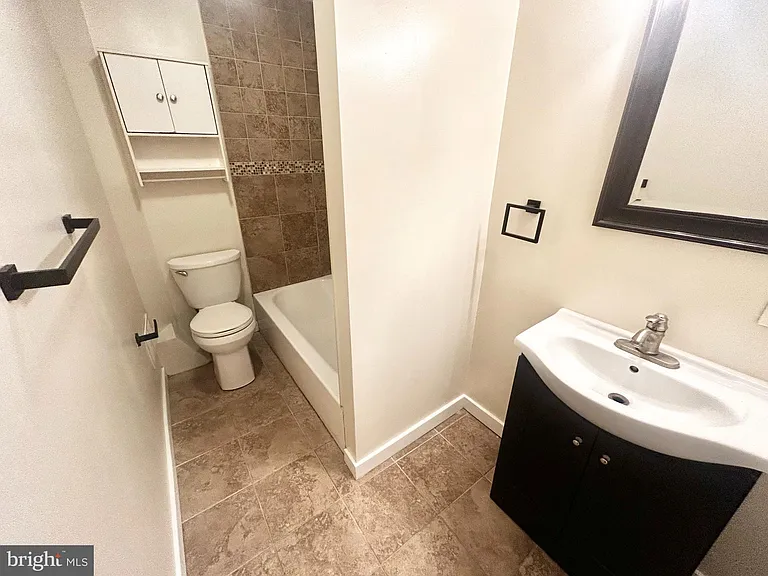 2105 W Seybert St #HOUSE — Photo 8